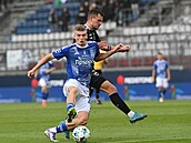 Mat�ji Mikulenka strá�í mí� p�ed dotírajícím obráncem Jablonce.