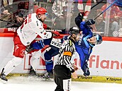 Vítkovický obránce Samuel Kako padá po stetu s tineckým Richardem...