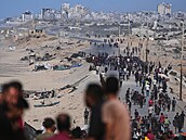 Vysídlení Palestinci se shromaují na pobení silnici poblí Wadi Gaza poté,...