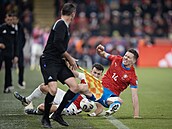 Luká Provod ve skluzu s Ivanem Periiem.