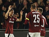 Luká Sadílek slaví gól Sparty s Pavlem Kadeábkem a Asgerem Sörensenem.