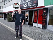 Zdenk Pohlreich ped retro restaurací v Mladé Boleslavi, kterou doporuuje k...