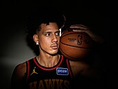 Jalen Johnson z Atlanta Hawks pózuje bhem mediálního dne.