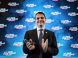 �éf Motorist� Petr Macinak ve volebním �tábu pod�koval p�íznivc�m a...