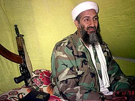 Afghánistán je plný vysokých �lenitých hor, neprostupných pr�smyk� a sout�sek,...