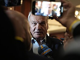 Primátor Prahy Bohuslav Svoboda ped volebním tábem Spolu. (4. íjna 2025)