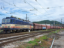 Nákladní vlak spolenosti SSK Cargo v ilin