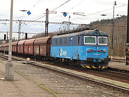 Vlak s výsypnými vozy