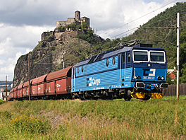 Vlak s výsypnými vozy pod hradem Stekov