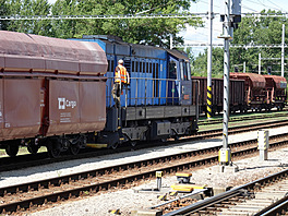 Vlevo výsypný vz Falls, vpravo dva výsypné vozy jiného provedení