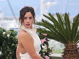 Neznamenalo to vak, e by jí to do ivota nasmrovalo jaksi bez výhrad. Dlám...