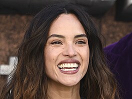 Pi studiu herectví v New York City se ivila jako servírka.