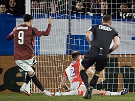 Spar�anský úto�ník Albion Rrahmani st�ílí gól branká�i Jakubu Markovi�ovi v...