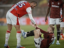 Slávistický útoník Tomá Chorý po faulu pomáhá ze zem Filipu Panákovi ze...