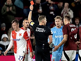 Slávistický obránce Tomá Vlek inkasuje v derby proti Spart ervenou kartu.