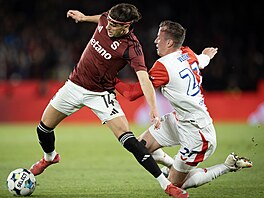 Slávistický obránce Tomá Vlek fauluje za ervenou kartu Veljka Birmanevie...