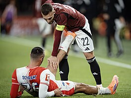 Sparanský kídelník Luká Haraslín pomáhá Ivanu Schranzovi ze Slavie s keemi.