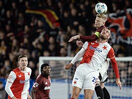Sparanský stoper Filip Panák hlavikuje v souboji s Tomáem Chorým ze Slavie.
