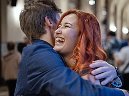 Katerina Demetrashvili ve volebním tábu Pirát. Kamarádi jí gratulují k...