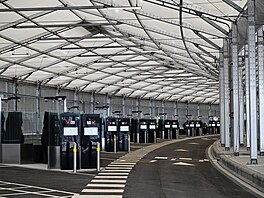 Automatizované kiosky systému EES v Eurotunelu v jihovýchodní Anglii. Nový...