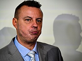 Nespokojený lídr moravskoslezské kandidátky SPD Jindich Rajchl. (4. íjna 2025)