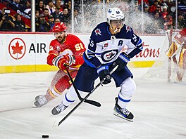 Mark Scheifele z Winnipegu kontroluje puk, zezadu se k n�mu tla�í MacKenzie...