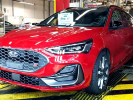 Poslední Ford Focus ST v�bec je �ervené kombi, které má samoz�ejm� pod kapotou...