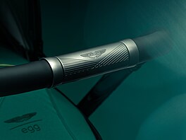 Tátové sob�. 60 tisíc korun za nový Aston Martin? To vypadá jako hodn� výhodná...