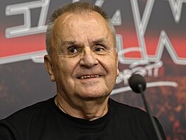 Zp�vák skupiny Elán Jo�o Rá� na tiskové konferenci (Praha, 22. zá�í 2025)