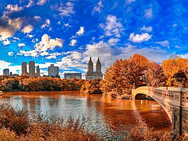 Unikátní podzimní atmosféra v Central Parku v New Yorku.