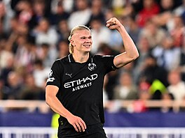 Erling Haaland z Manchesteru City slaví gól do sít� Monaka.