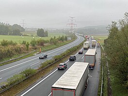 Více ne ptikilometrová kolona aut se táhla od dálniního mostu u Rokycan a...