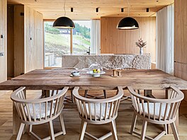 Atmosféra horské chaty a odkazy na tradi�ní krkono�skou architekturu prochází...