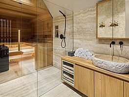 A také malé wellness, navazující na venkovní terasu s vyh�ívanou kádí.