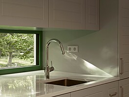 Dm má sklepní podlaí a dv nadzemní patra.