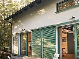 Hlavní obytná ást se otevírá velkoformátovými portály na terasu situovanou...