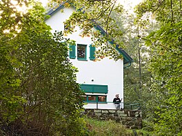 Stavba si zachovala svj tradiní archetyp se sedlovou stechou a bílou...