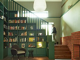 Schodit je integrální souástí obytného prostoru; dopluje ho sedací okno,...