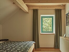 V prvním pate se nachází dv lonice  hlavní s manelskou postelí