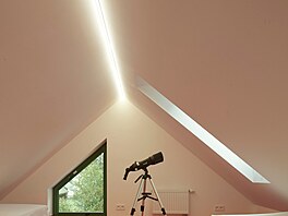 Z mezipodesty je moné vystoupat po píkrých schodech jet do podkroví, které...