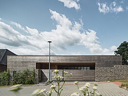 Stavba má tvar písmene L a vyuívá mírného svahu jako výhodu. Z ulice psobí...