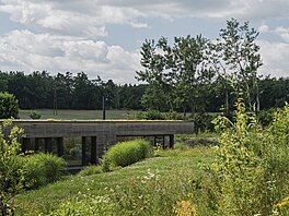 Stavba vyuívá obnovitelné zdroje a hospodaí s deovou vodou.