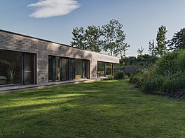 Uvnit se vak otevírá do intimní zahrady  promylen modelovaného prostoru,...