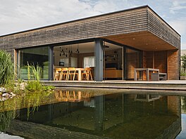 Rodinný dm na okraji obce u Prahy reaguje na mnící se krajinu. Architekt jej...