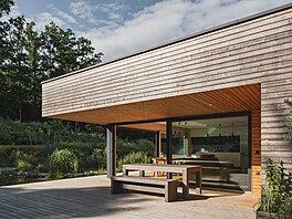 Terén se kaskádovit zvedá, díky emu zahrada získává pirozenou dynamiku a...