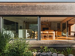 Obytný prostor s kuchyní a jídelnou se otevírá do soukromé zahrady a plynule...