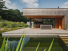 Dominantním prvkem zahrady je koupací jezírko, které tvoí srdce domu. Navazuje...