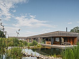 Tvar písmene L zajiuje soukromí z ulice, interiér se vak otevírá do zahrady...