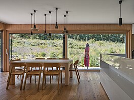 Konstrukce domu je z masivních CLT panel, jejich devo zstává v interiéru...