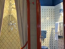 Její sledující ji nazývají �královnou podivných pobyt��.